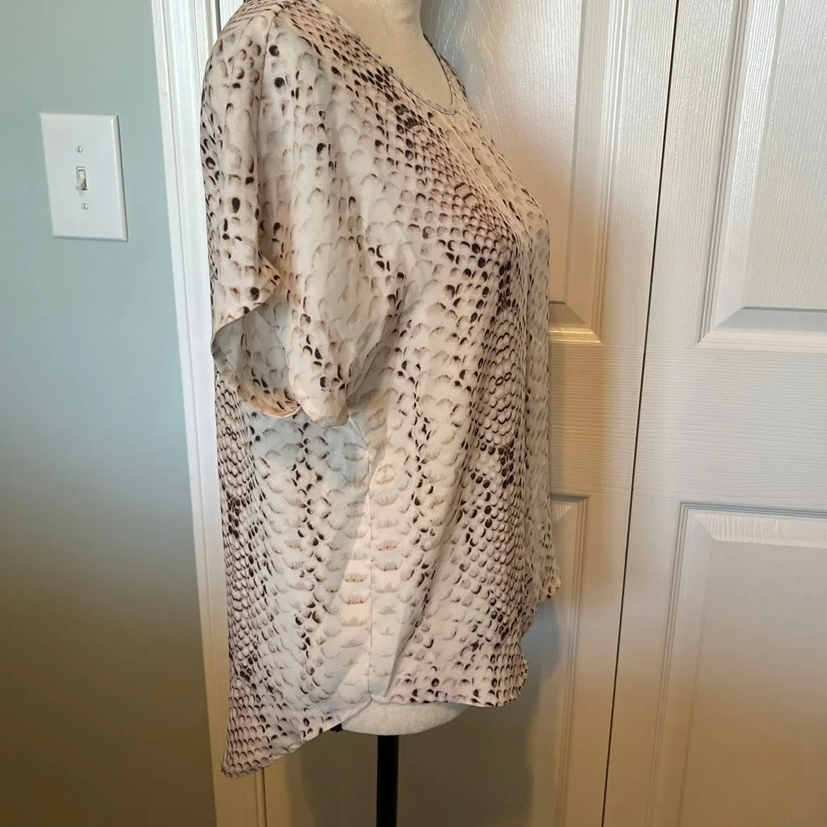 Violet + Claire women's blouse reptile print size medium 100% polyester - Image 2