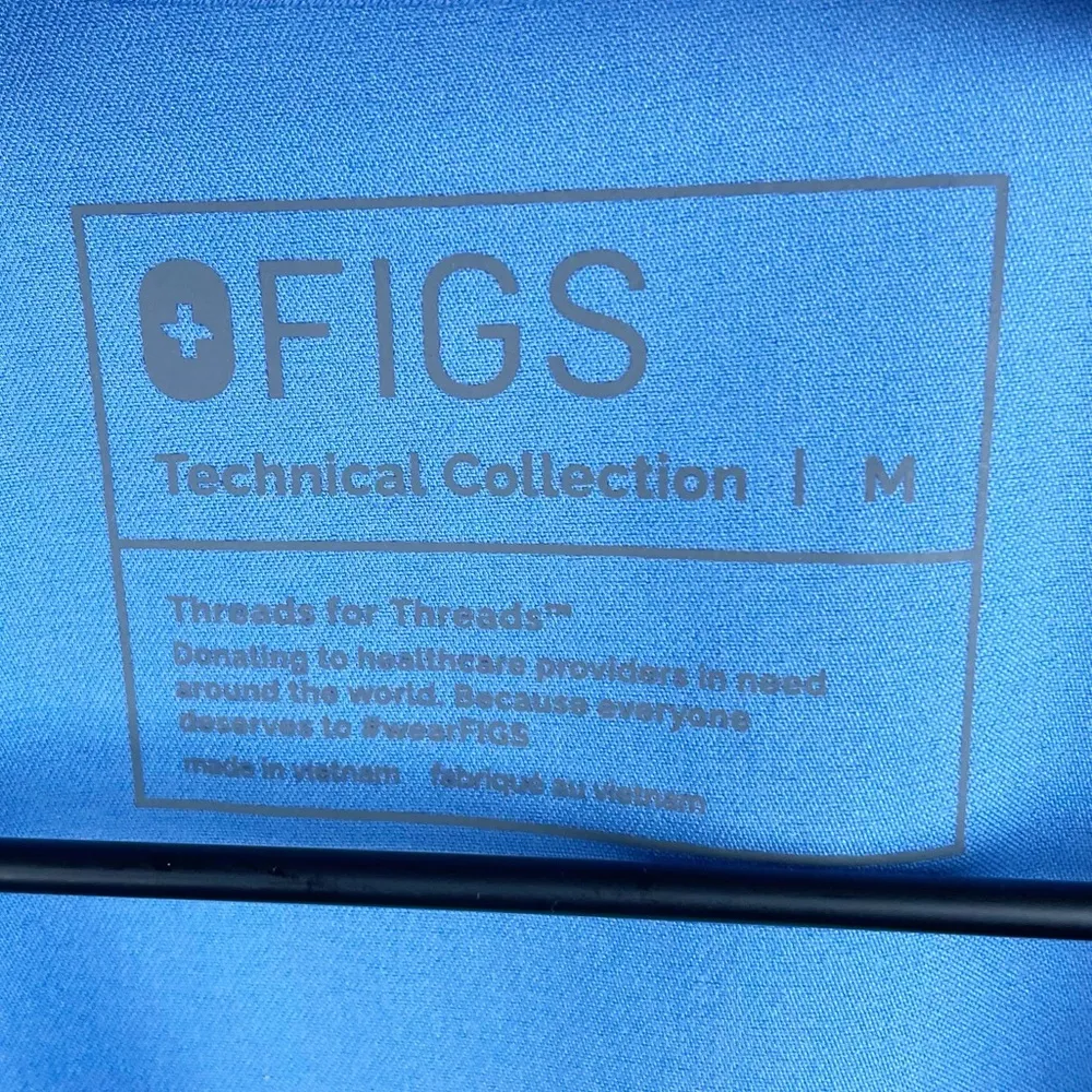 Figs Casma Three-Pocket Scrub Top Ceil Blue Aya Healthcare Embroidered Medium - Image 4