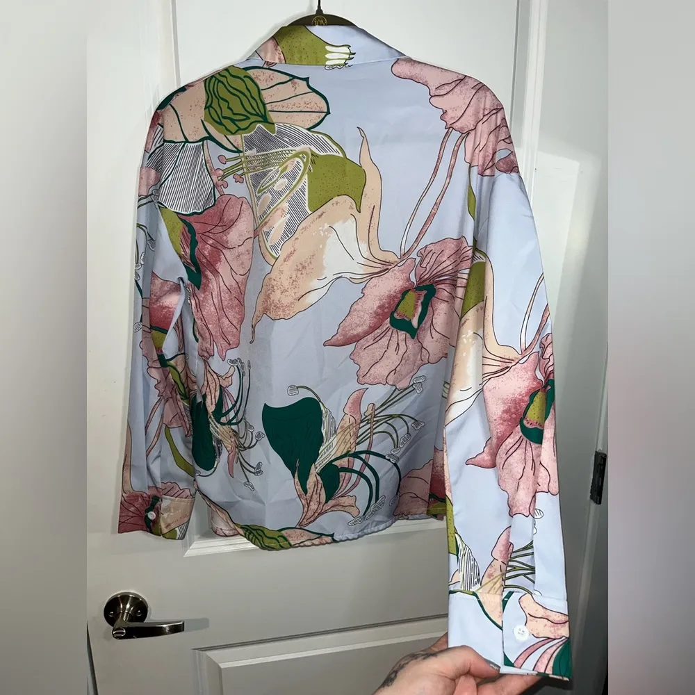 SHEIN Silky Button Up Pink All Over Print Floral Collared Blouse Size Small - Image 4