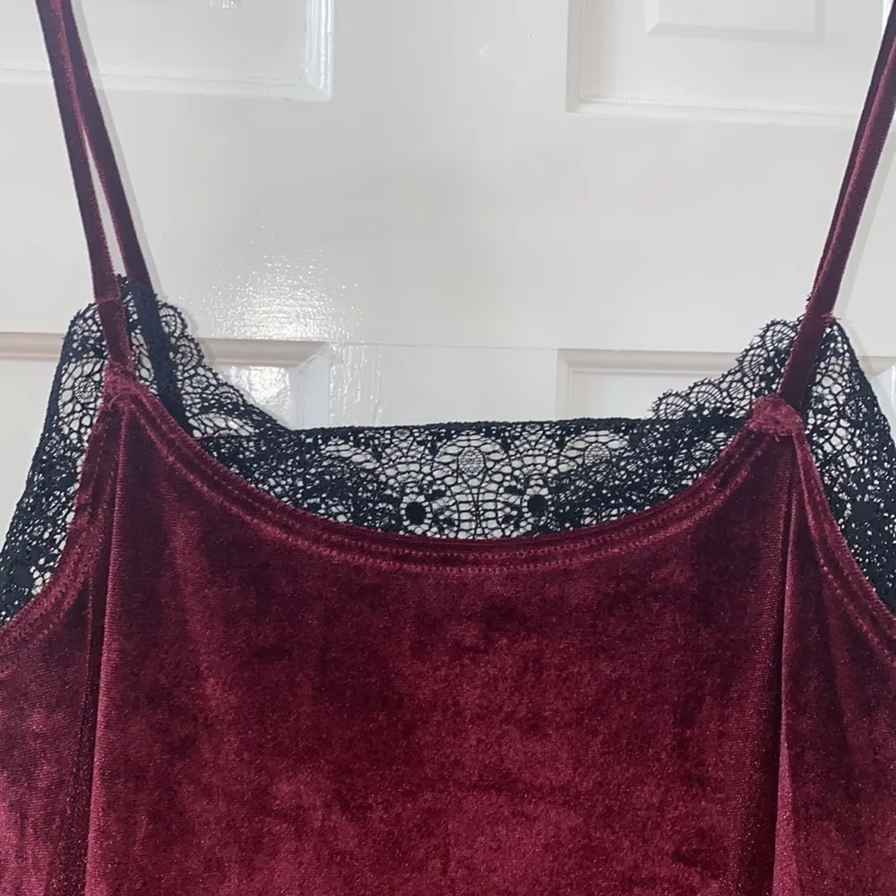 Anthropologie Maronie burgundy velvet mini with black lace insert. Size M. NWT. - Image 3