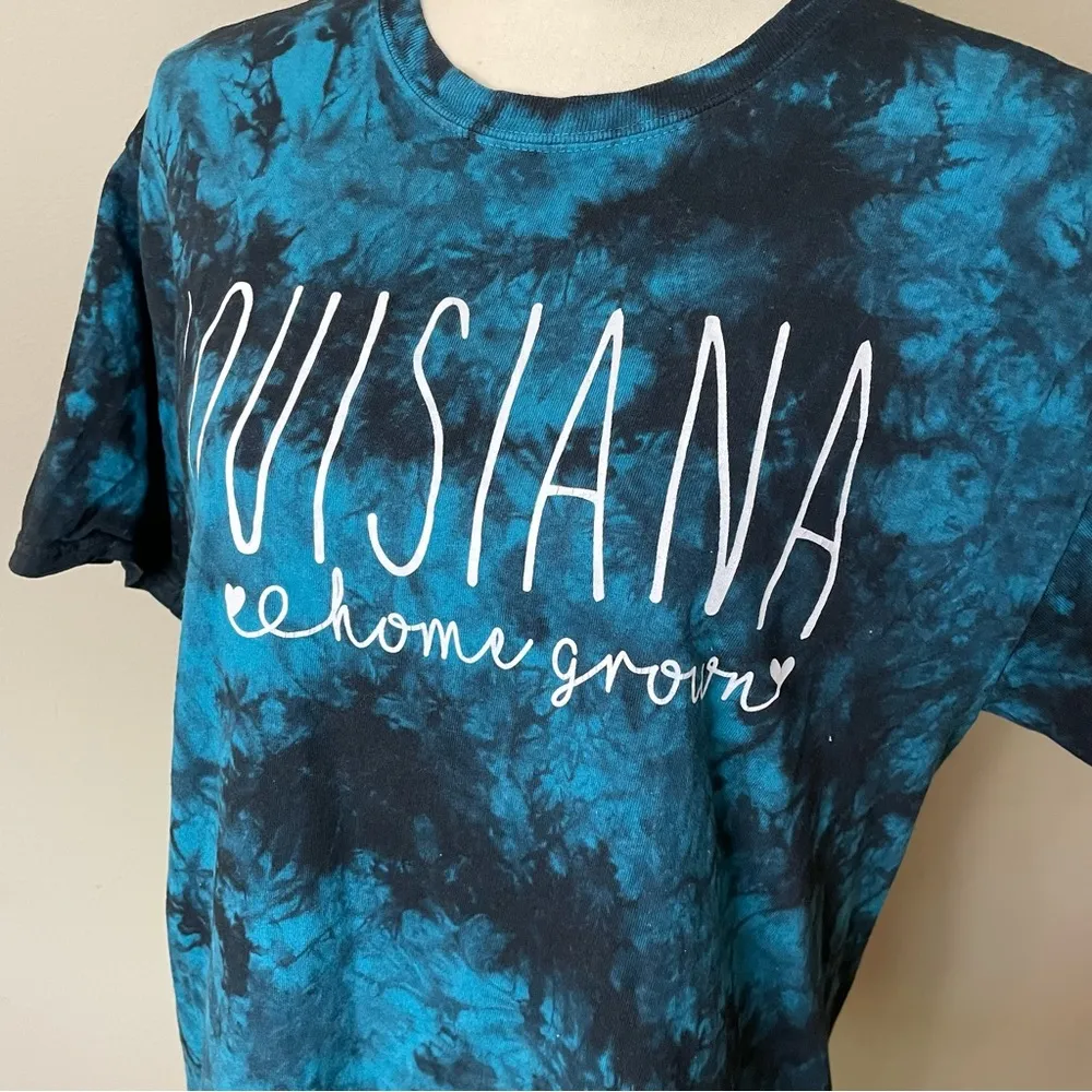 Port & Company Blue Black Tie Dye Louisiana Home Grown Short Sleeve Tee Medium - Image 4