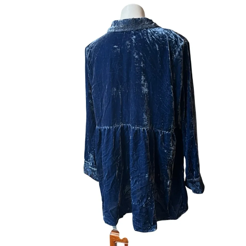 Blue Tassel Crushed Velvet Long Sleeve Button Down Babydoll Floral Tunic Top. Size 1X - Image 4