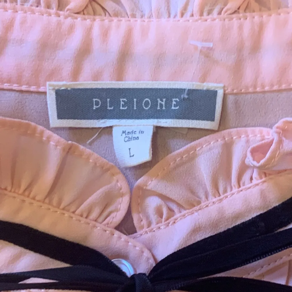 Pleione Anthropology blouse Large Light Peach/pink sleeveless button ruf… Pink - Image 2