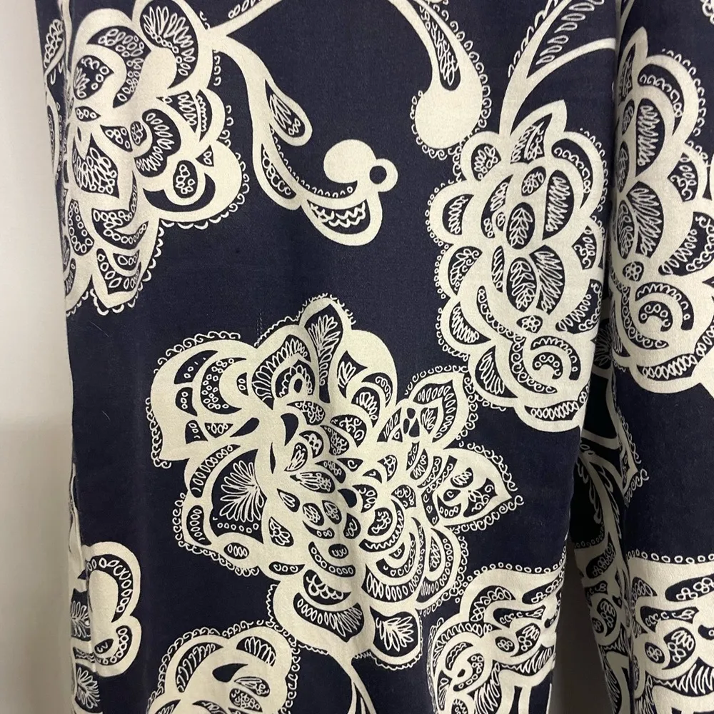 navy/white large flower capri pants size 8 - Image 3