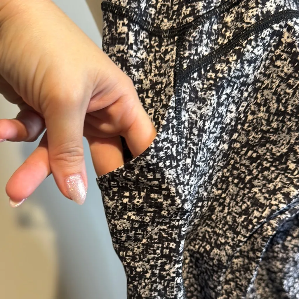 Lululemon Athletica Black and White Patterned Leggings 2 side pockets one back - Image 4