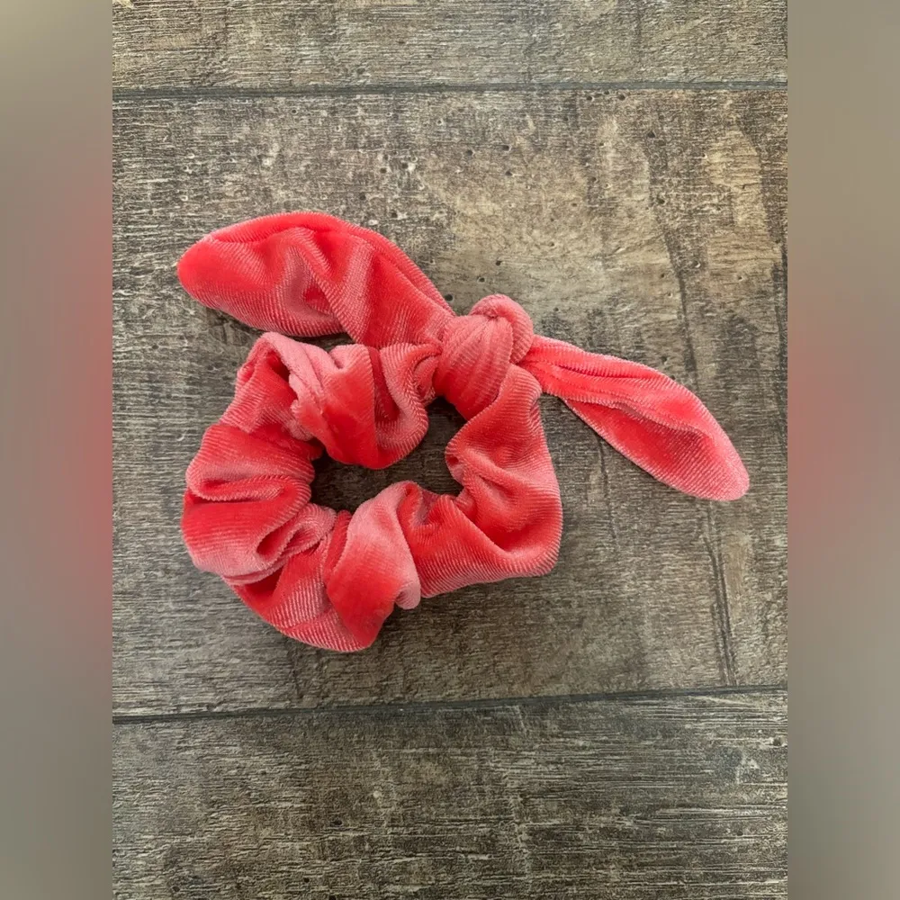 FREE PEOPLE // VELVET BOW HAIR TIES SCRUNCHIES - Image 3