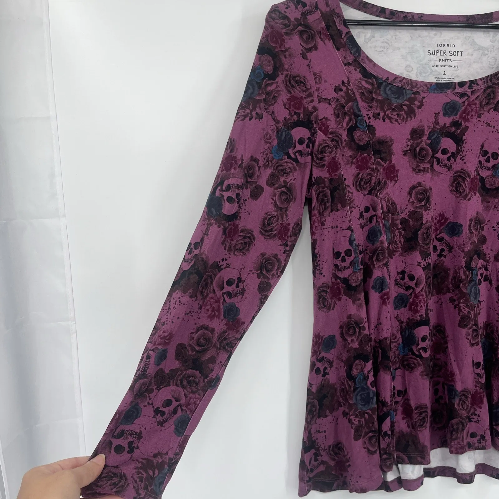 Torrid Super Soft Skull Rose Top Sz 1X Purple WhimsiGoth Grunge Long Sleeve Soft - Image 5