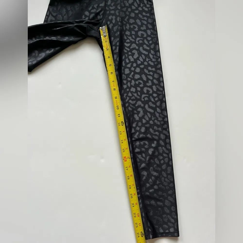 Carbon38 High Rise 7/8 Legging in Leopard Takara Shine -Size Small - Image 5