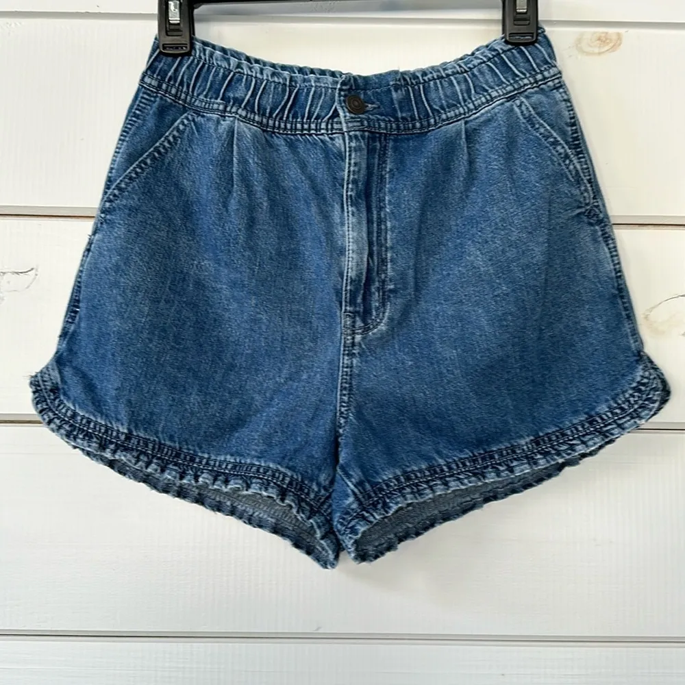 American Eagle High Waisted Ruffle Hem Denim Mom Shorts Size 2 - Image 2