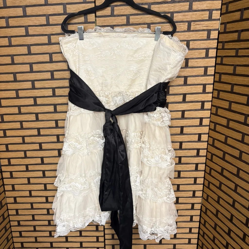 Masquerade White And Black Lace Strapless Dress‎ Size 16/17 - Image 2