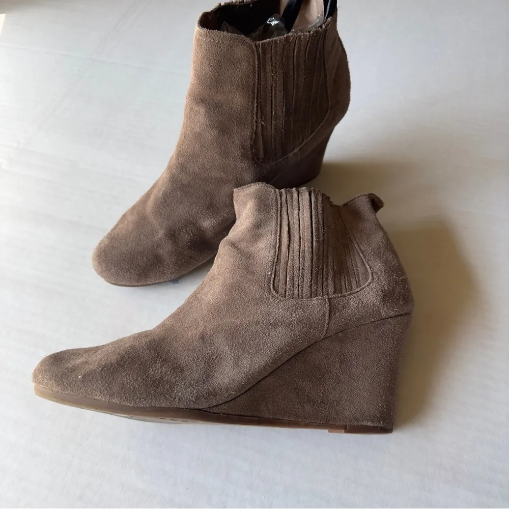 Dolce Vita neutral tan suede rubber soles wedge heels pulls on ankle boots Size 10 - Image 2