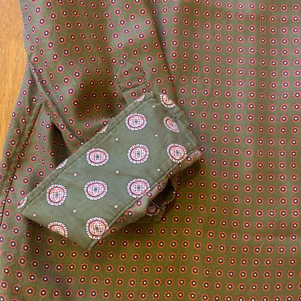 Banana Republic button up blouse women’s large olive green red white 100% Silk - Image 6