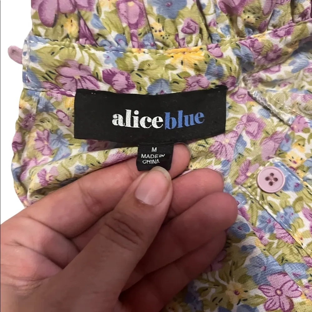 Alice Blue  flower print long sleeve ruffle blouse size medium - Image 4