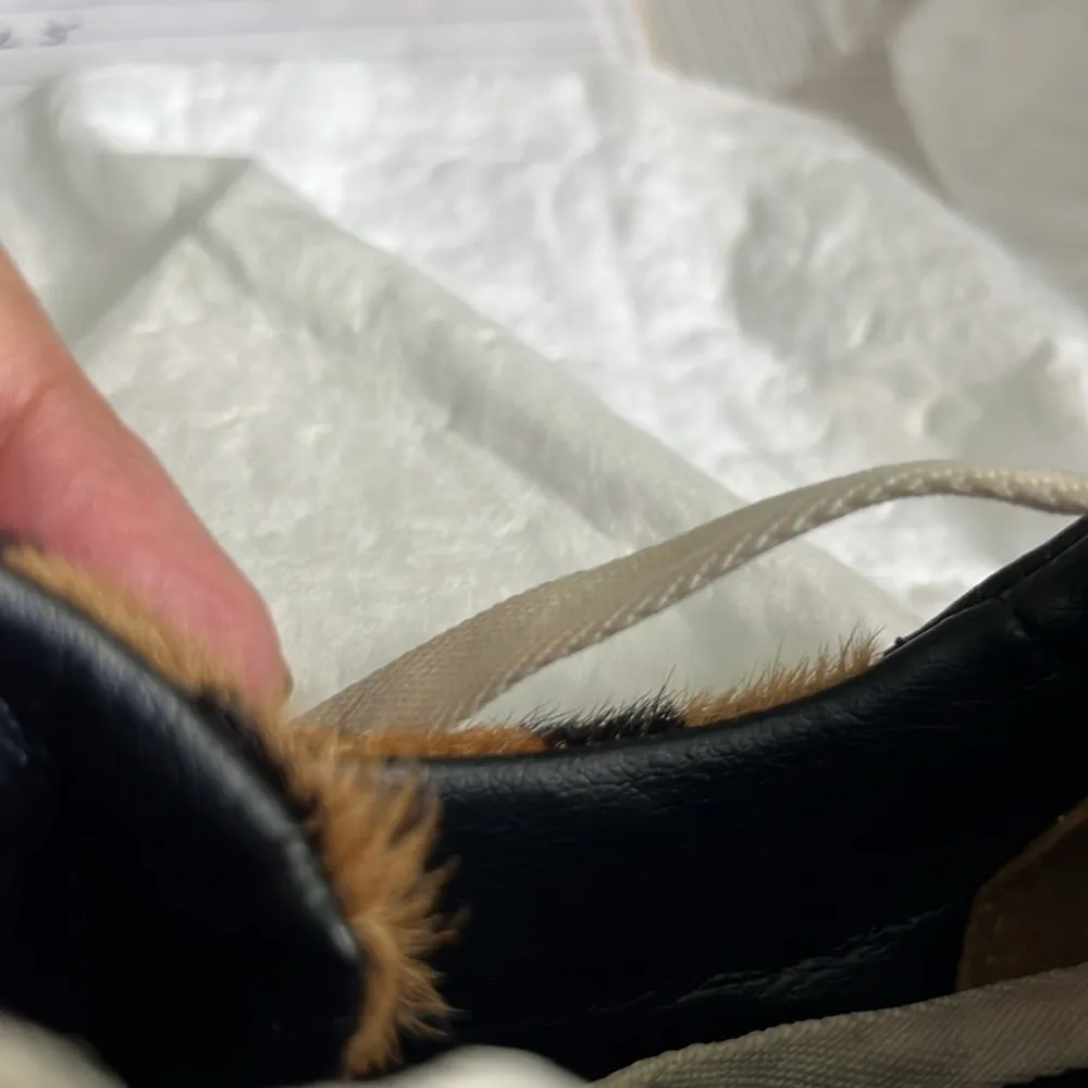 UGG ALAMEDA LEATHER/ANIMAL PRINT SNEAKER SZ 5 PREOWNED EXCELLENT CONDITION - Image 10