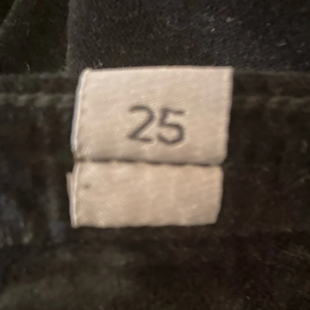 Citizens of Humanity Drew Crop flared black velveteen pants. Size 25 - Image 7