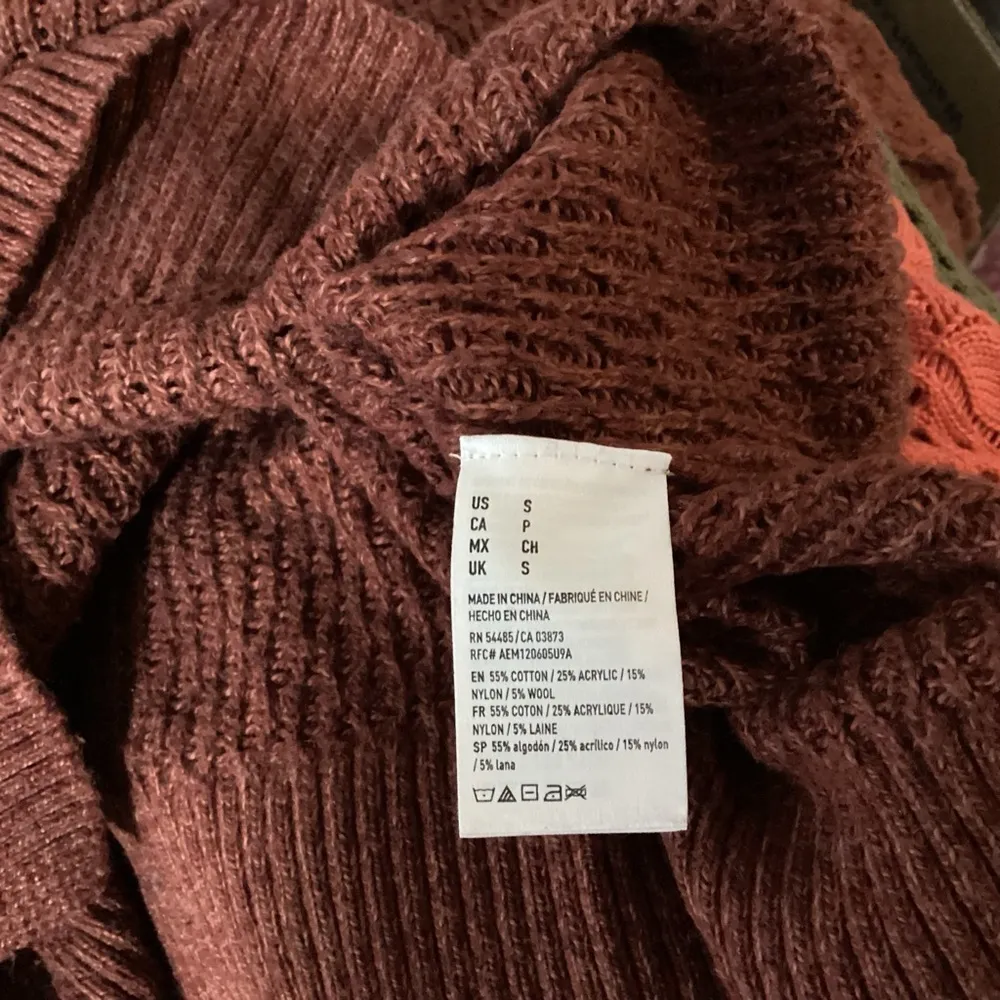 American Eagle Outfitters V-Neck Sweater Small - Image 9