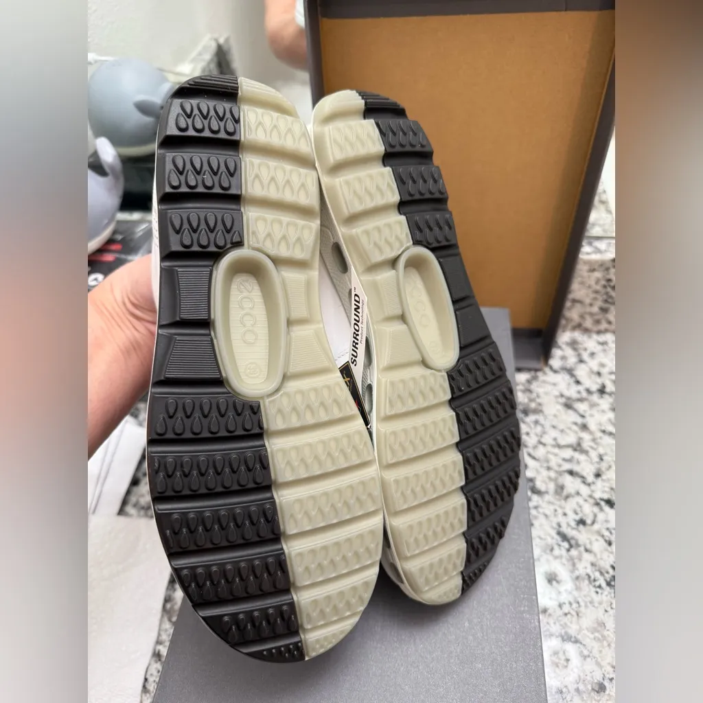 NWT ECCO White Perforated Sneakers 39 - Image 4