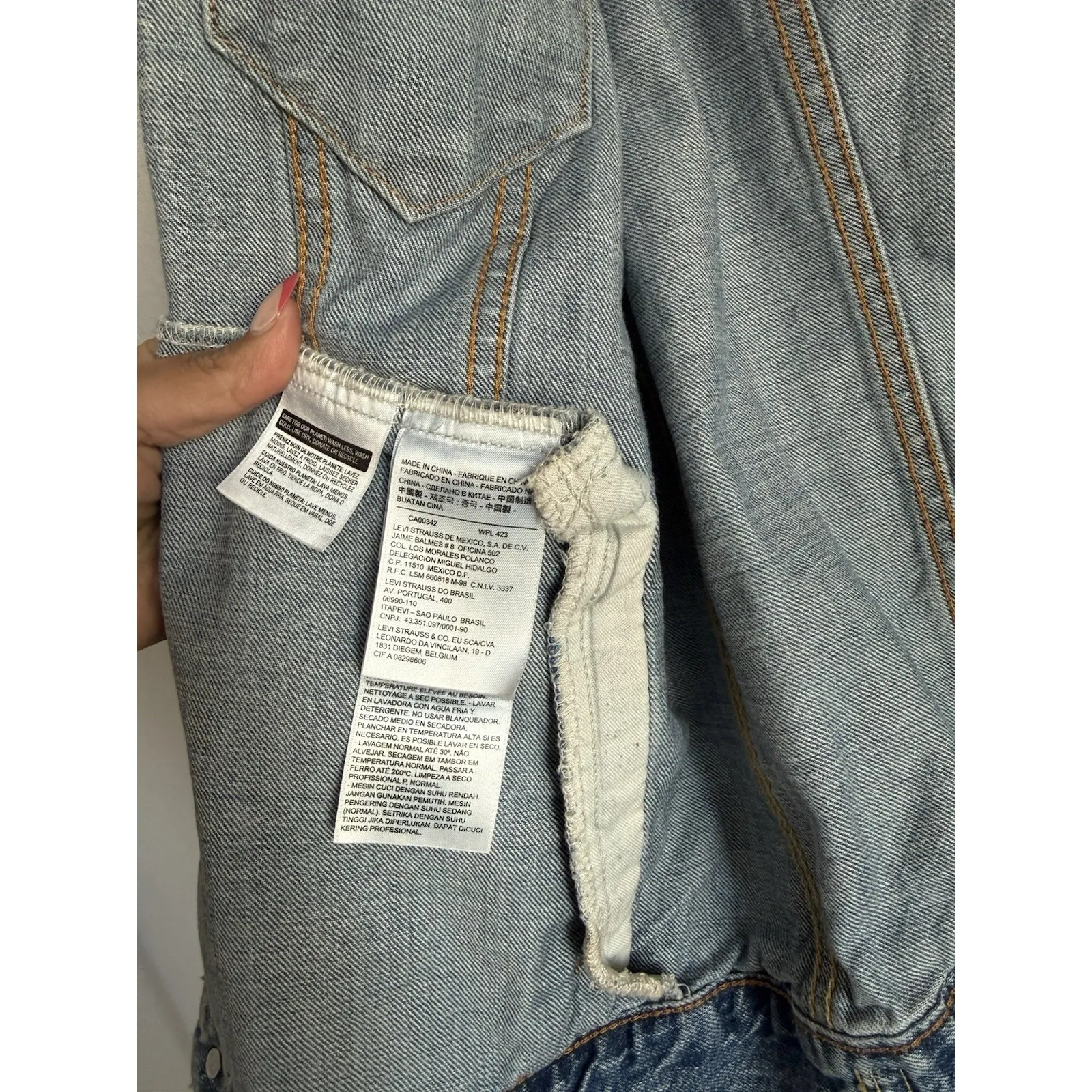 Levi's Strauss & Co Premium Denim Jacket Trucker Blue Wash Women's Size Medium - Image 6