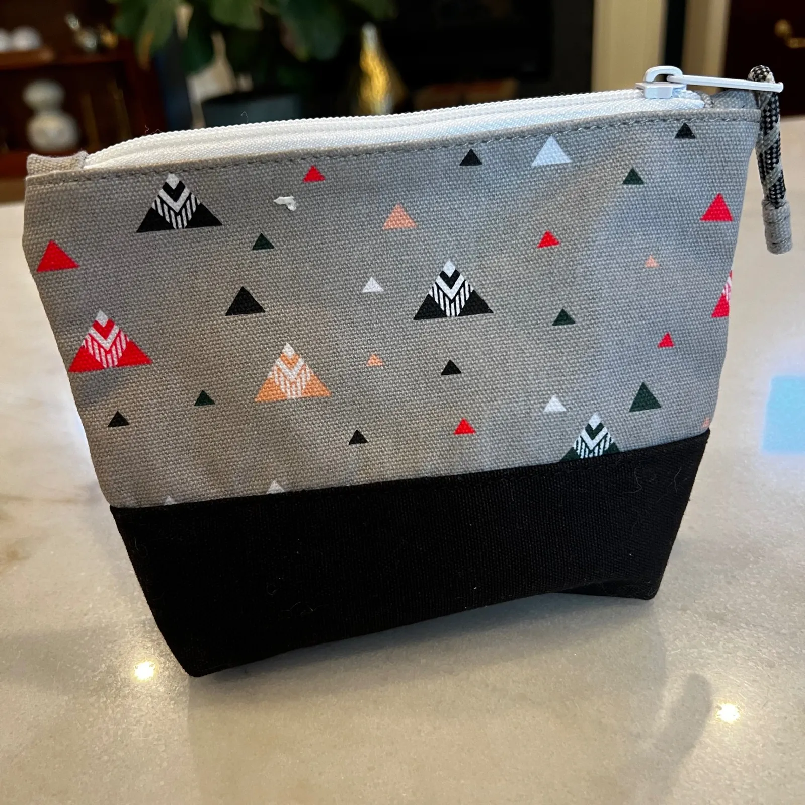 NWOT KAVU Accessory Pouch Zippered Small Cosmetic Bag Gray Triangle Print - Image 2