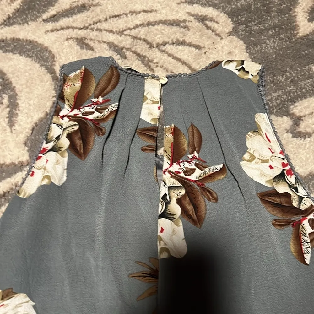 Umgee gray floral dress lined. Excellent condition size medium. - Image 5