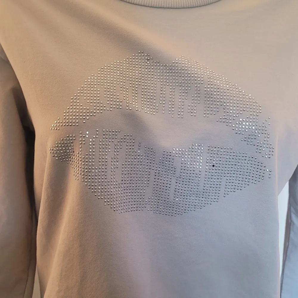 NWT! Ventie6 Tan Rhinestone Lips Sweat shirt M Size M - Image 5