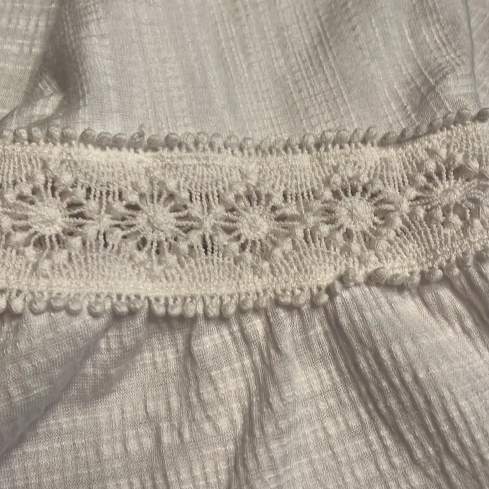 Ruby Rd. Lightweight white short sleeve top crochet on bell sleeves Size M NWT - Image 4