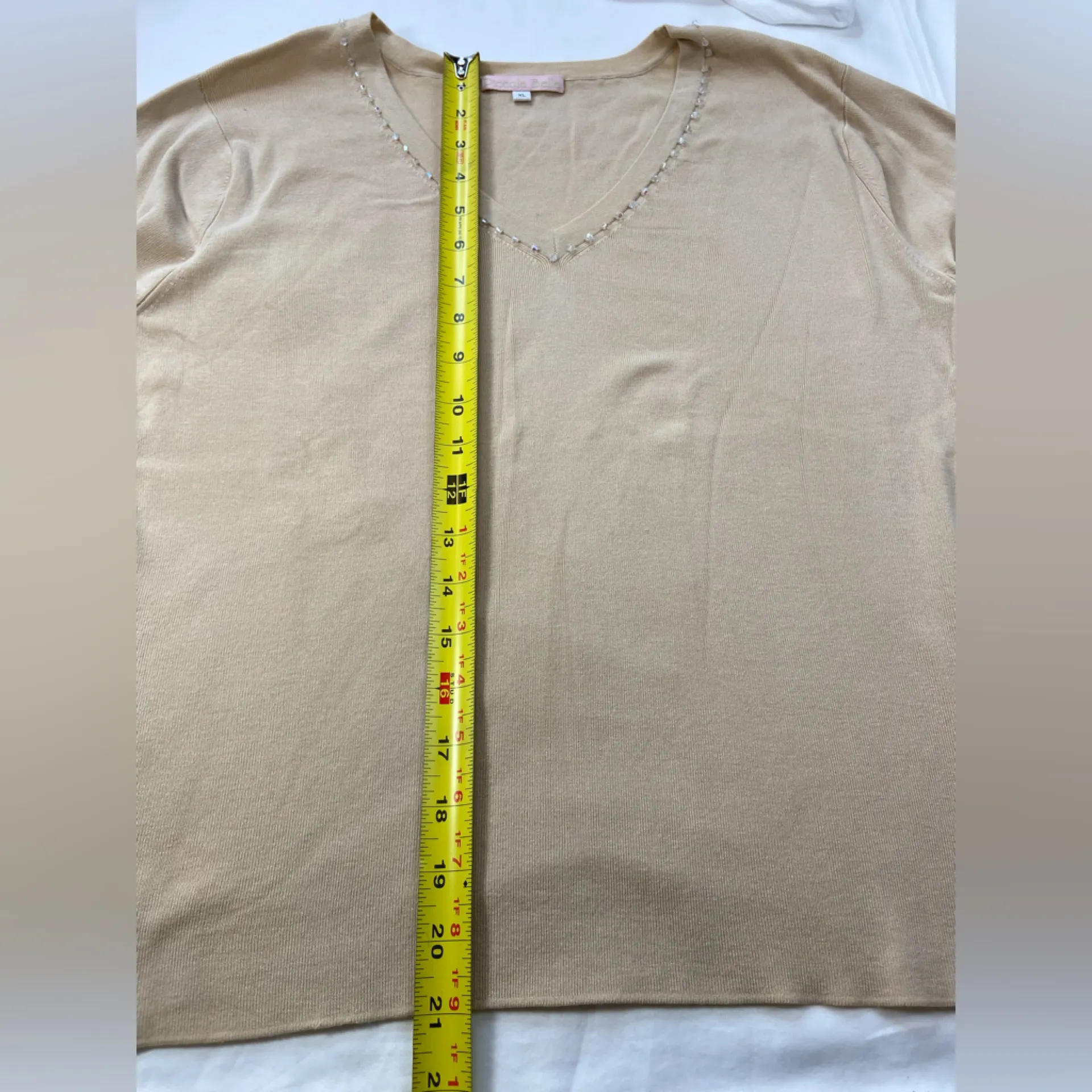 Piccolo Bella V‎ Neck knit top with Embellishments around the neckline. Size XL Tan - Image 5