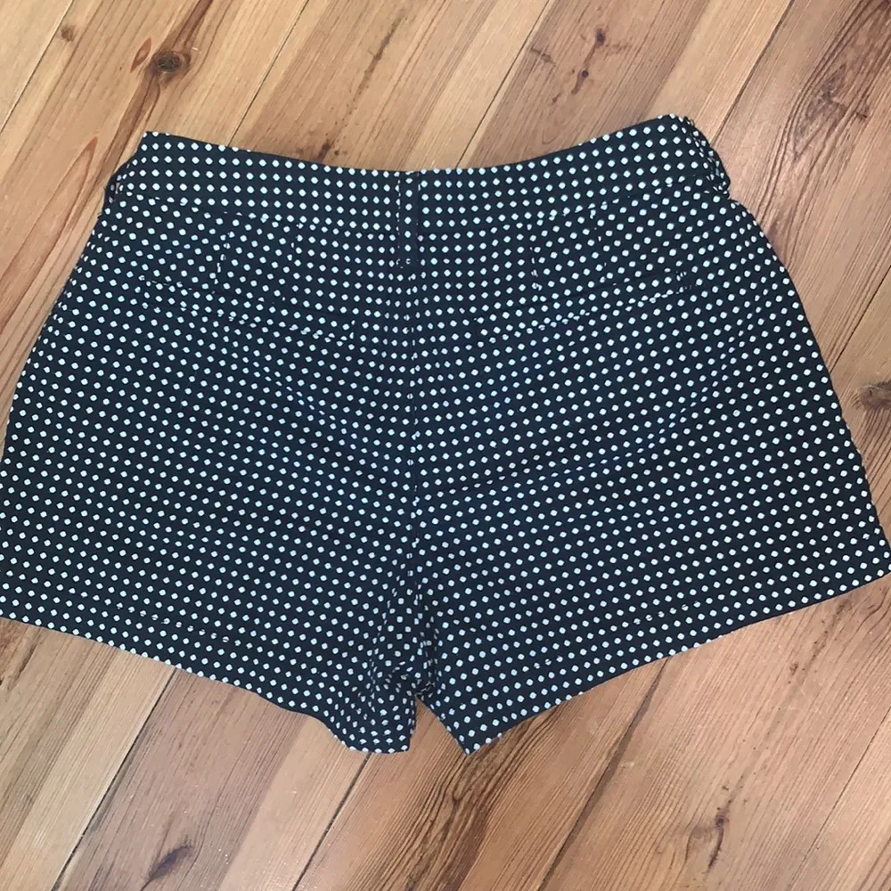 Old Navy Black White Dot Shorts EUC - Image 6