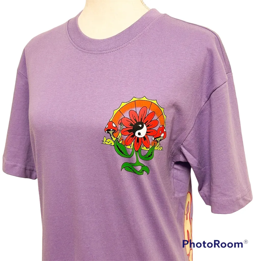 Market Purple Breathwork Mushroom Flower Print Short Sleeve T Shirt NWT Small - Image 5