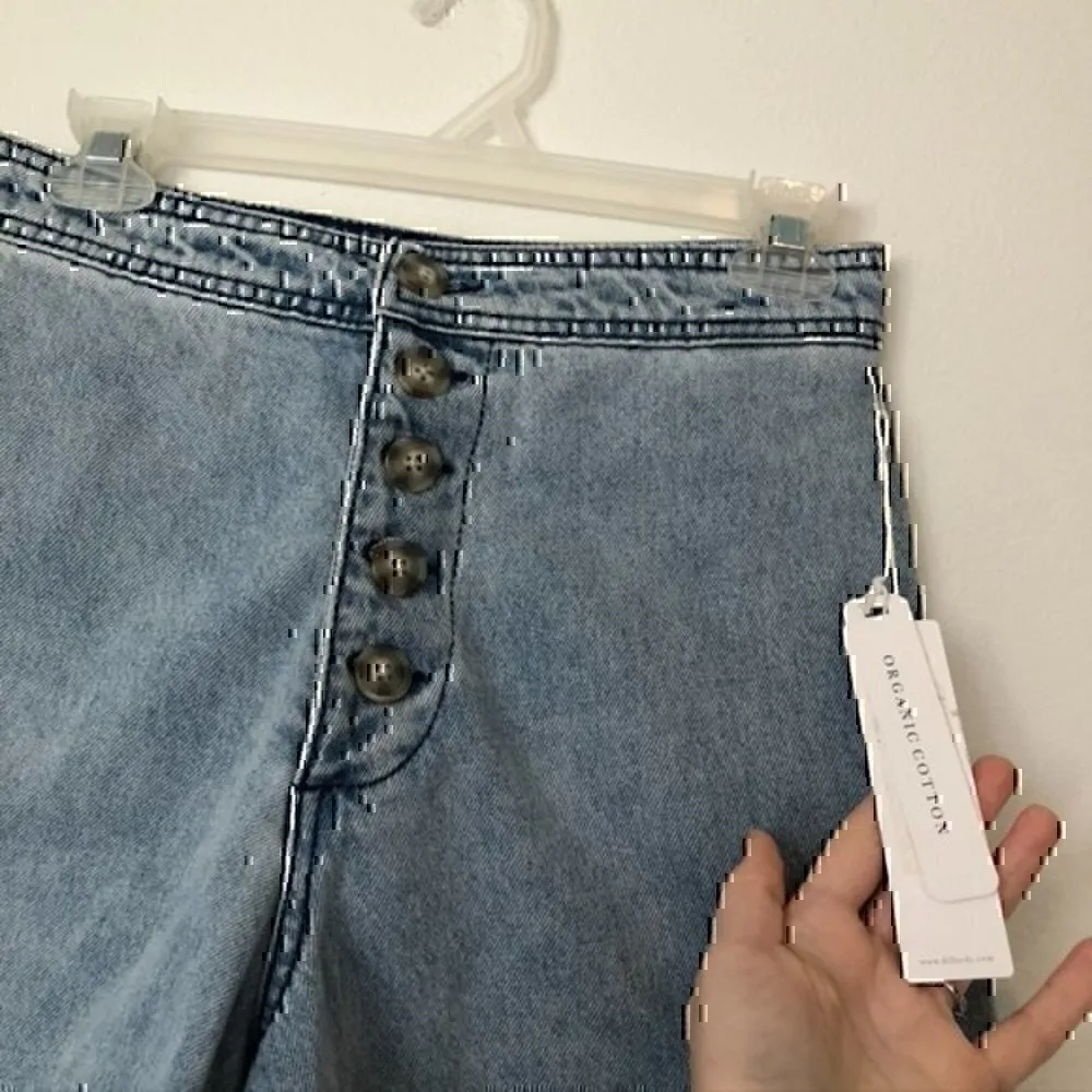 NEW NWT EVERY DILLARD'S High Rise Button Fly Cuffed Denim Shorts Light Wash 6 Blue - Image 3