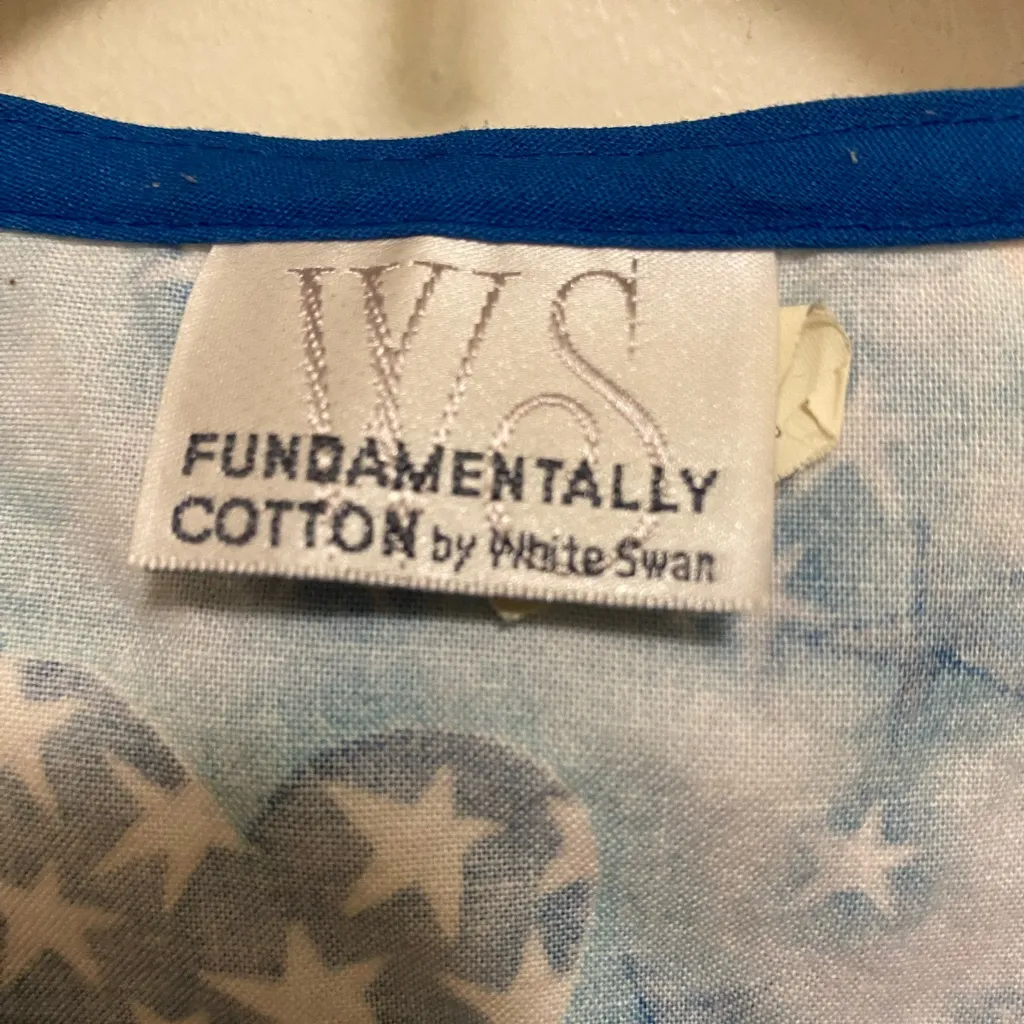 White Swan Womens Patriotic Scrub Scrubs Top Shirt S 40” US Flag Hearts On Blue Red - Image 2