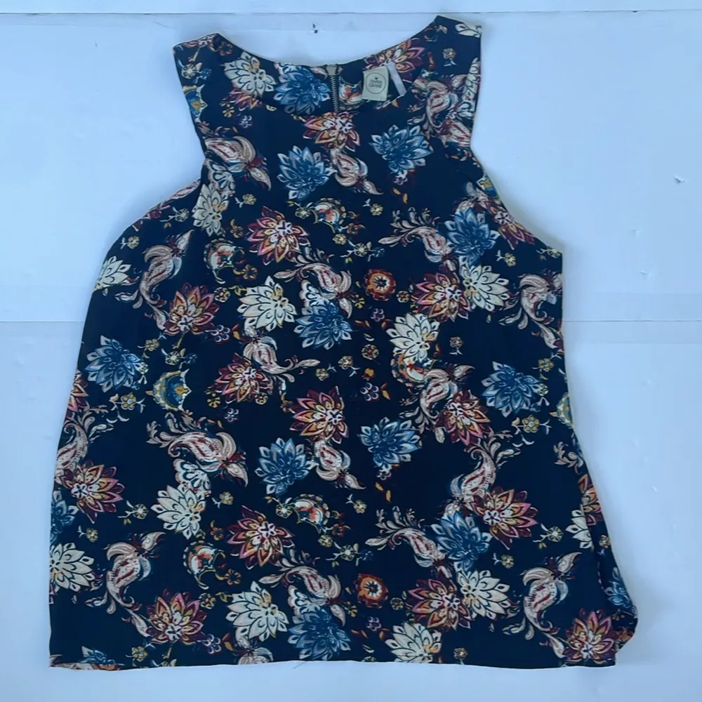 Paper Crane Women’s Black Floral Sleeveless Flowy Lightweight Blouse Medium - Image 4