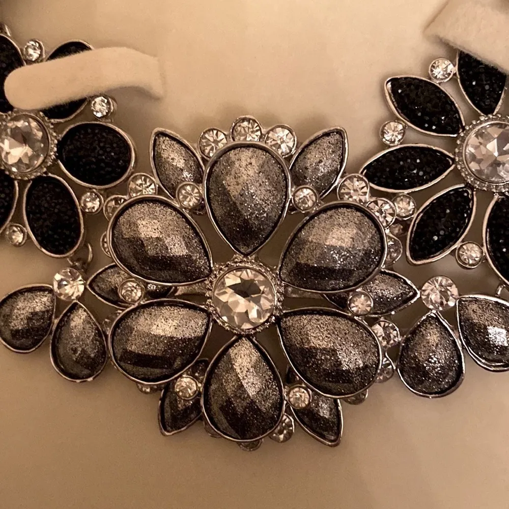 Amrita Singh black and grey floral stones with silver chain necklace. NWT. - Image 12