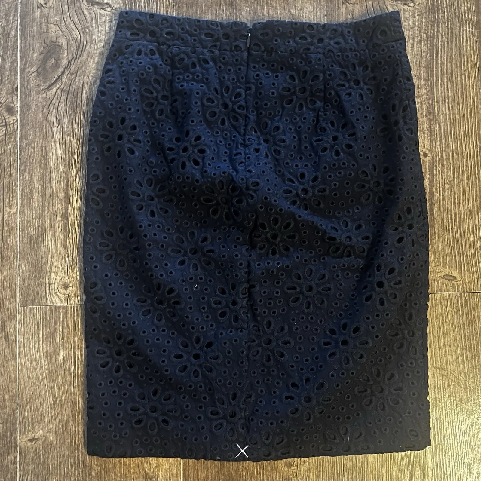 J Crew Woman's Size 4 No 2‎ Pencil Skirt in Navy Blue Eyelet Floral Kick Pleat - Image 3