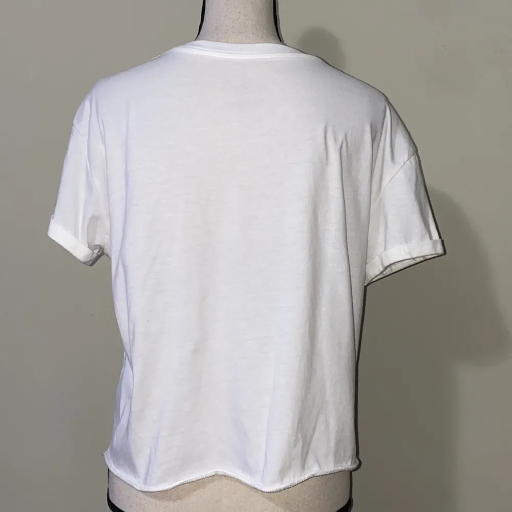 FRIENDS tshirt with tie bottom cast on front large White - Image 7