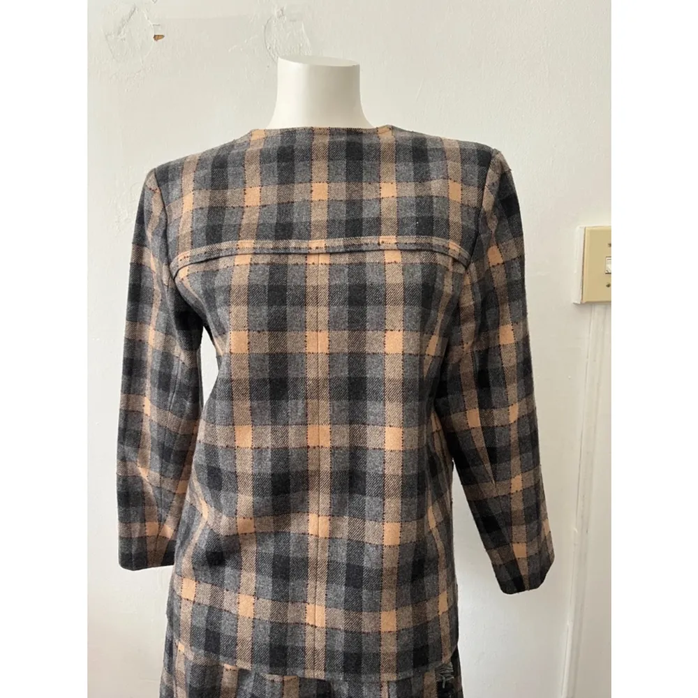 Vintage 80s beige green ruffled wool rustic plaid checkered skirt suit w/scarf S Tan Size M - Image 7