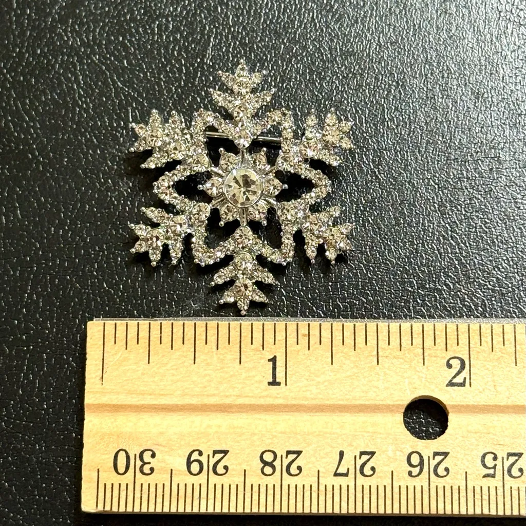 Sparkling Snowflake Brooch Silver Tone With Clear Crystals New - Image 2