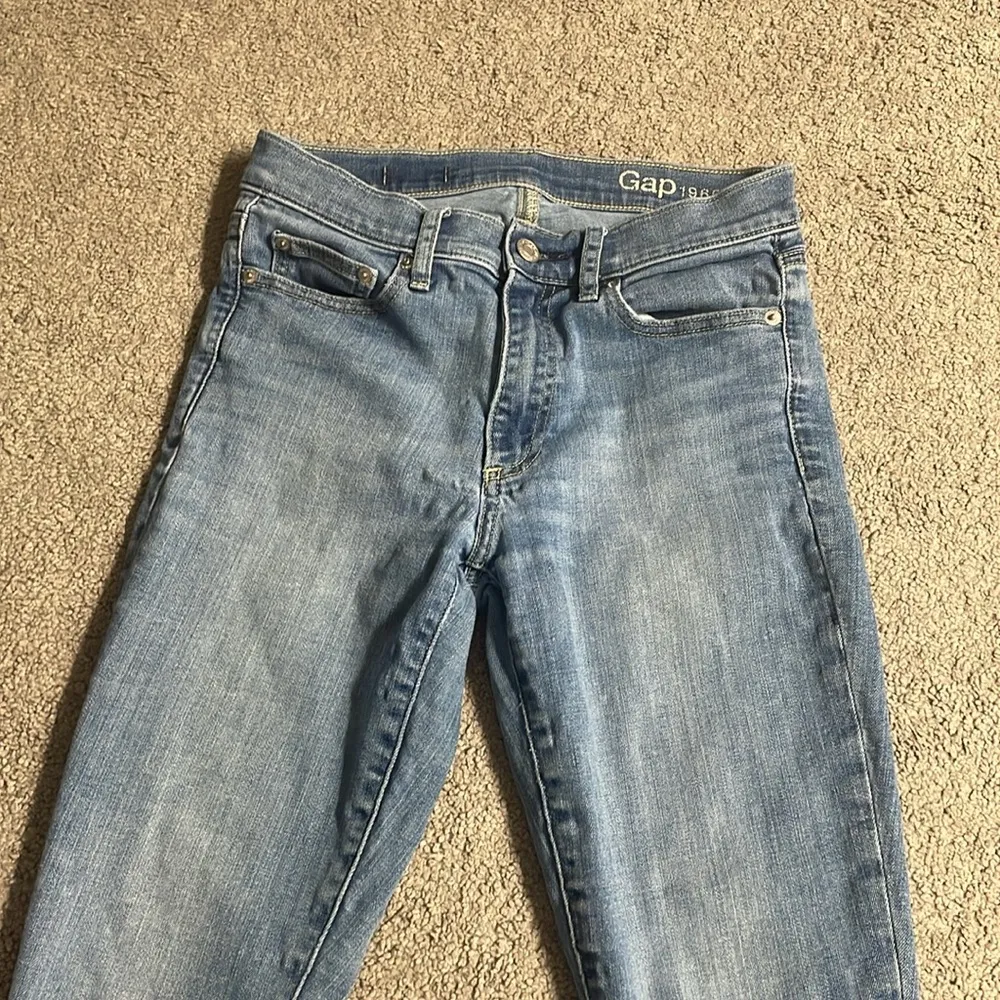 GAP Women’s Light Wash Skinny Denim Jeans | Size 27 Short - Image 2