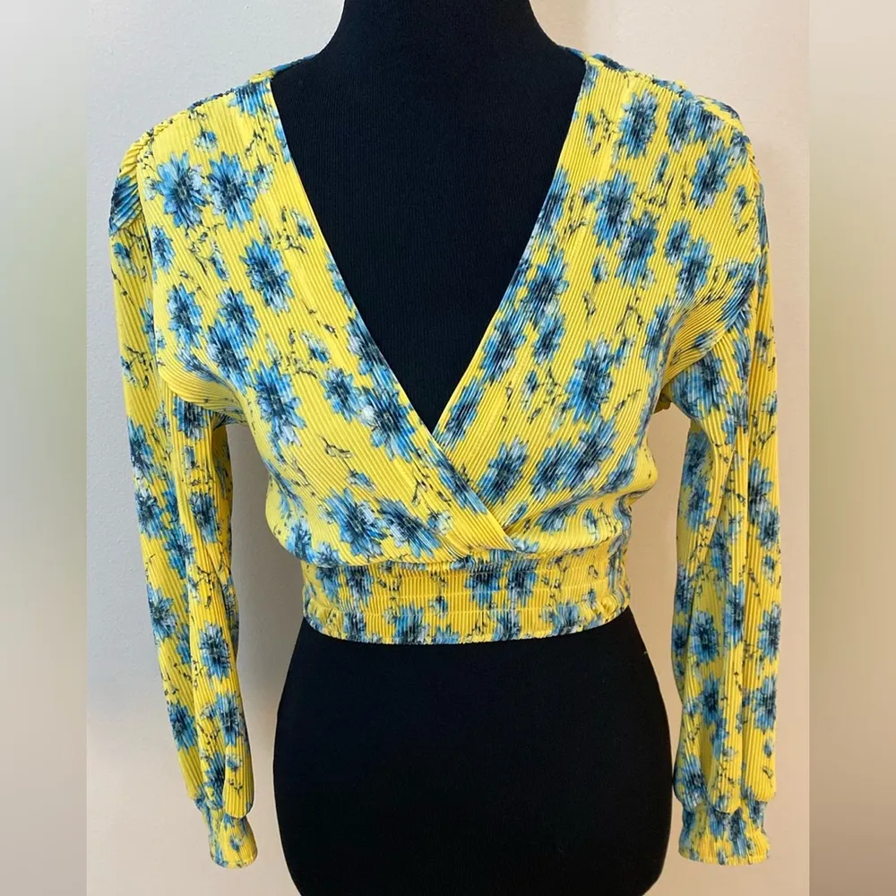 Yellow floral crinkle long sleeve surplice Crop top - Image 3