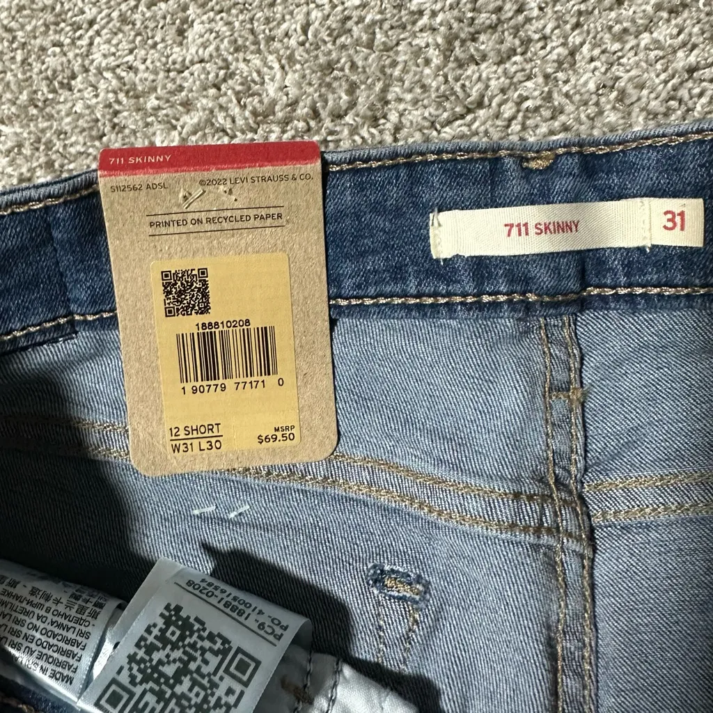 Levi's 711 Women's Mid rise Hypersoft Skinny Jeans Size 12 short W31 L30 - Image 6