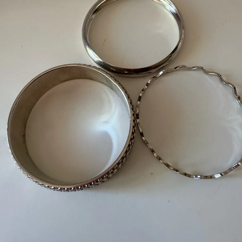 Elegant Silver Bangle Set - Image 2