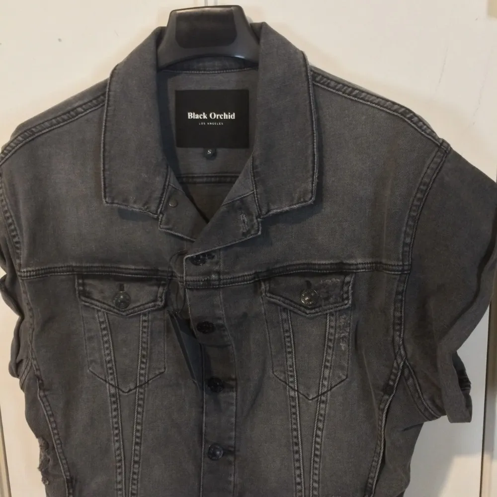 Black Orchid women's S small cutoff sleeveless distressed denim vest jean jacket - Image 2