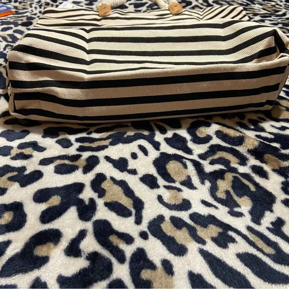 NWT! the perfect summertime tote - Image 4