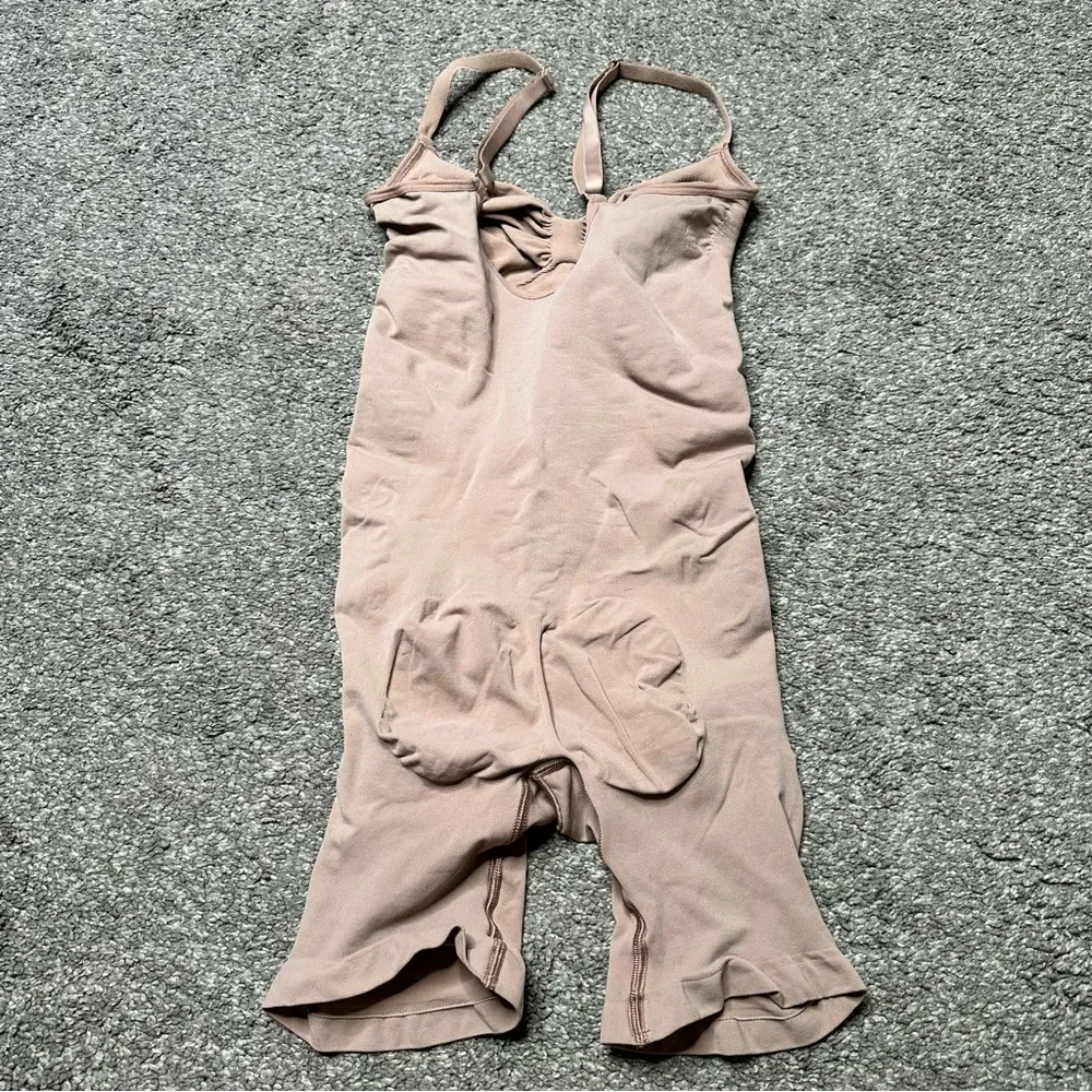 SKIMS Seamless Sculpt Mid Thigh Bodysuit in Sienna - Image 4