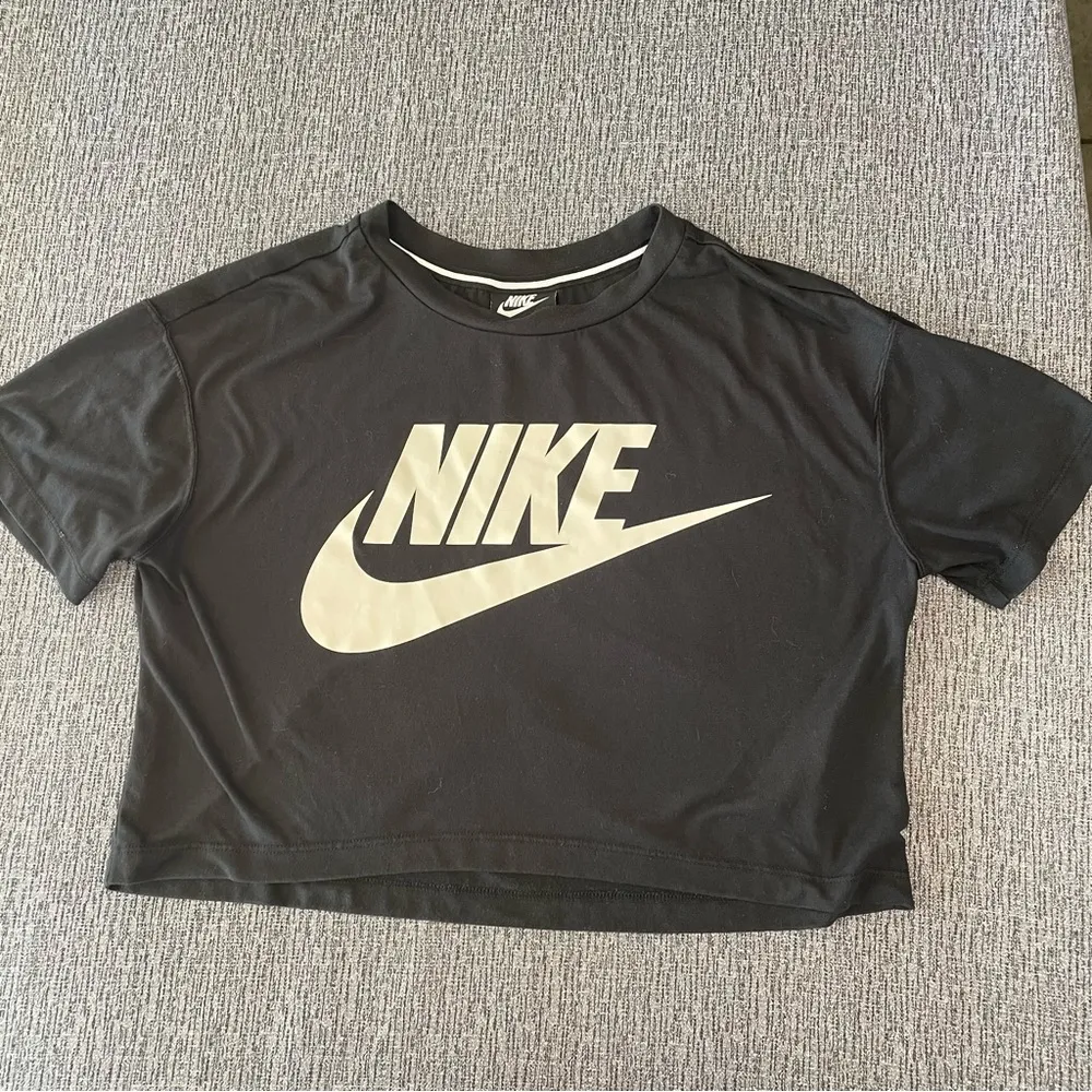 Nike Cropped T-Shirt - Image 5