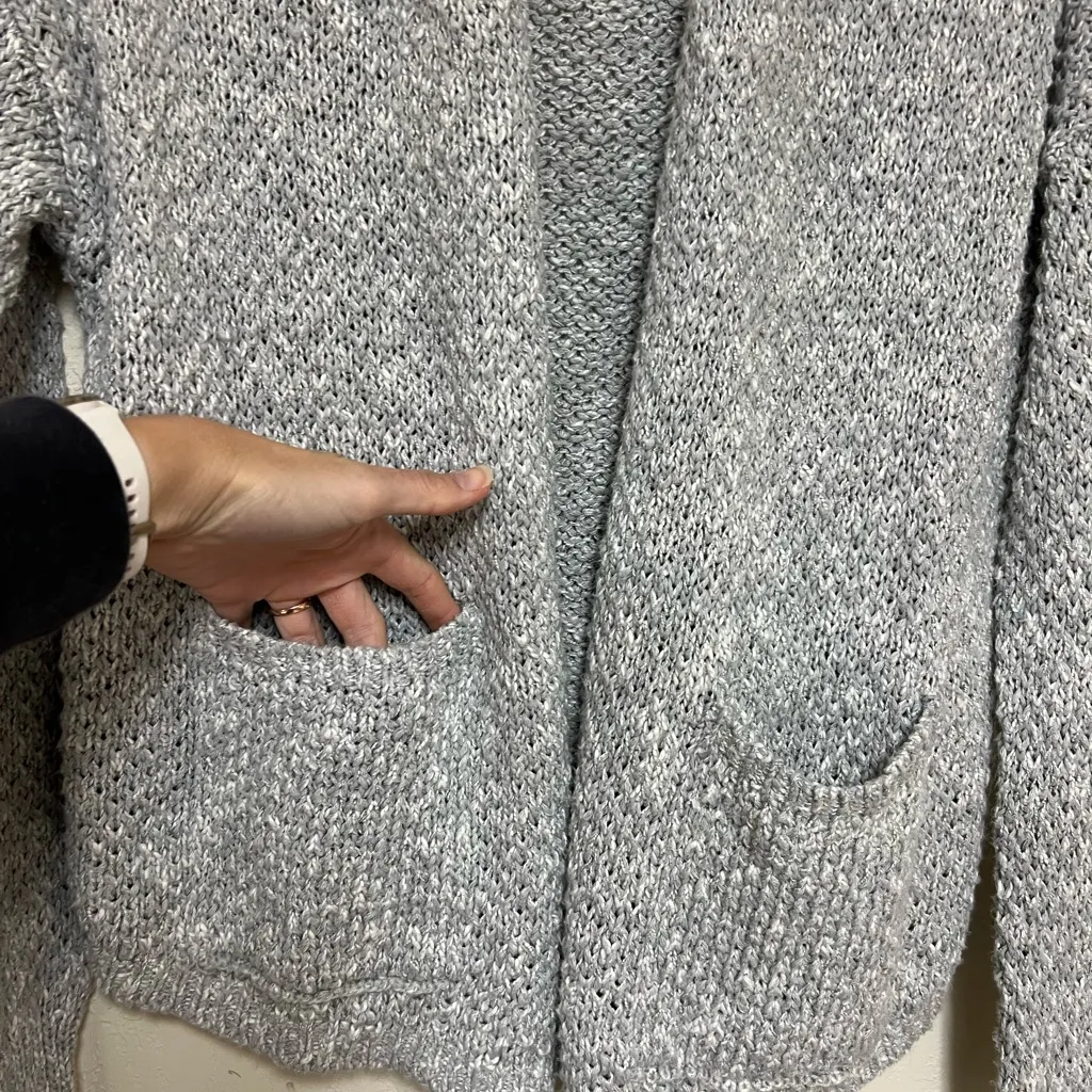 Abercrombie and Fitch gray knitted cropped cardigan - Image 3