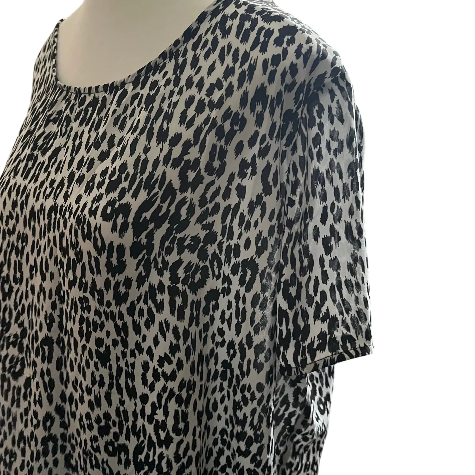 Chelsea & Theodore Women's XXL Snow Leopard Print Top Animal Print‎ White - Image 2