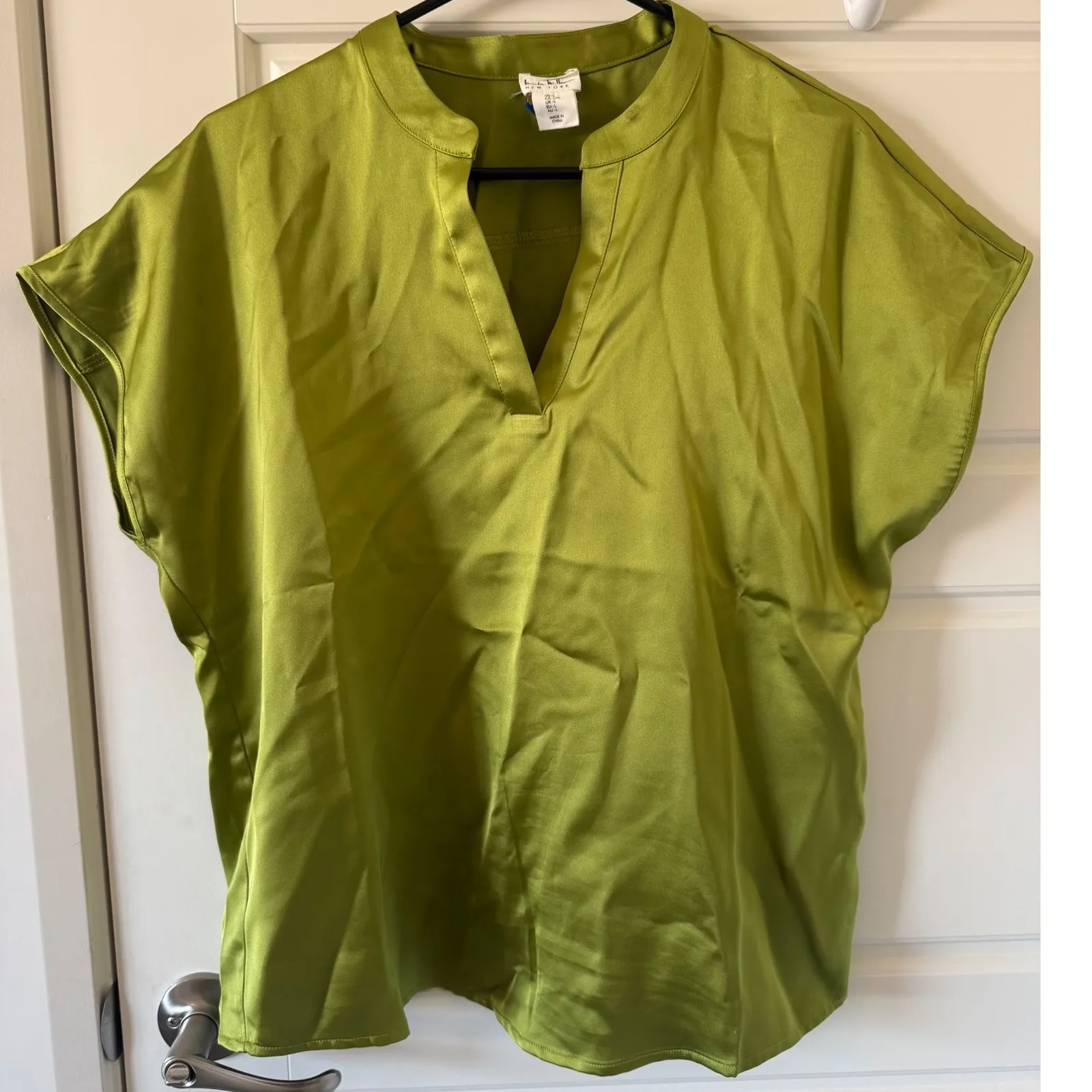 Nicole Miller Womens Green Satin VNeck Short Sleeve Top sz L Silky Smooth Career - Image 3