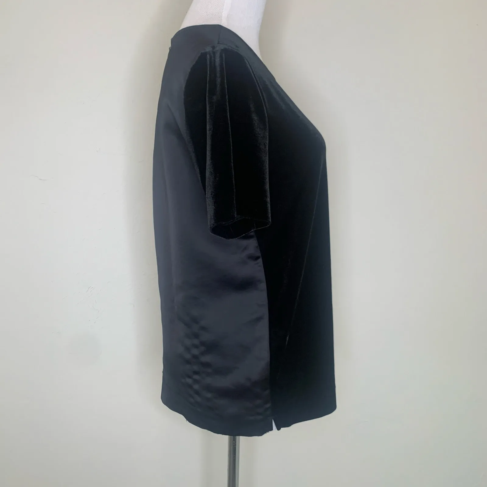 Ann Taylor Black Velvet and Satin Short Sleeve Blouse Sz Small - Image 5