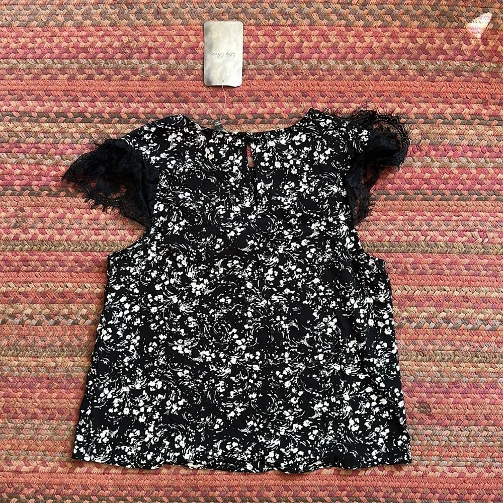 NWT LILY ROSE BLACK & WHITE ABSTRACT FLORAL LACE BLOUSE - Image 3